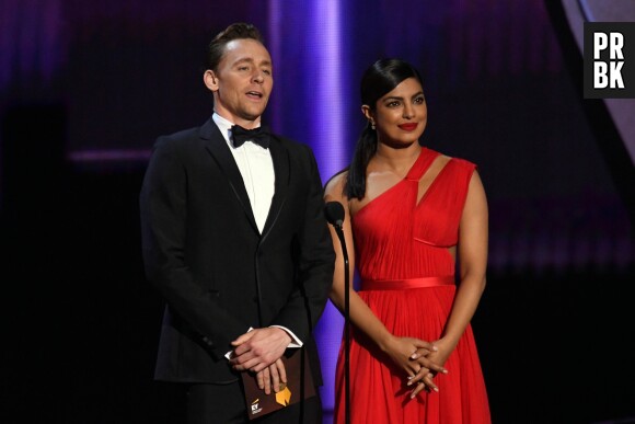 Tom Hiddleston séparé de Taylor Swift, il aurait flirté avec Priyanka Chopra (Quantico) aux Emmy Awards 2016.