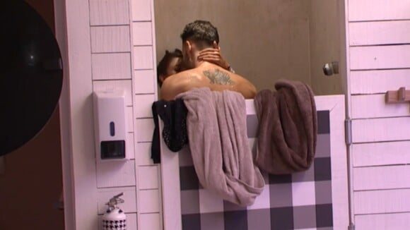 Mélanie (Secret Story 10) et Bastien ensemble sous la douche, les candidats sous le choc