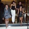 Kourtney Kardashian, Kendall Jenner et Hailey Baldwin en soirée à Paris, pendant que Kim Kardashian devait être en train de se faire agresser à Paris.