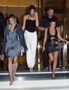 Kourtney Kardashian, Kendall Jenner et Hailey Baldwin en soirée à Paris, pendant que Kim Kardashian devait être en train de se faire agresser à Paris.