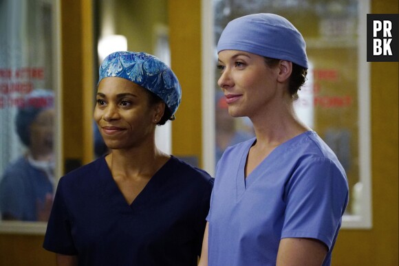 Grey's Anatomy saison 13, épisode 6 : Leah (Tessa Ferrer) et Maggie (Kelly McCreary) sur une photo