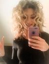 Aprè sa coupe façon Grease, Emilie Nef Naf et passée au blond platine.