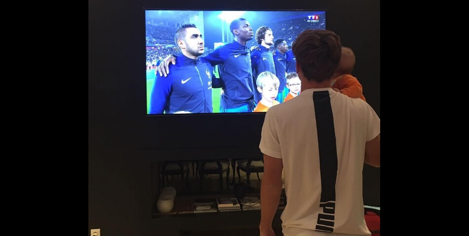 Antoine Griezmann pose avec sa fille Mia devant le match France/Côte d&#039;Ivoire