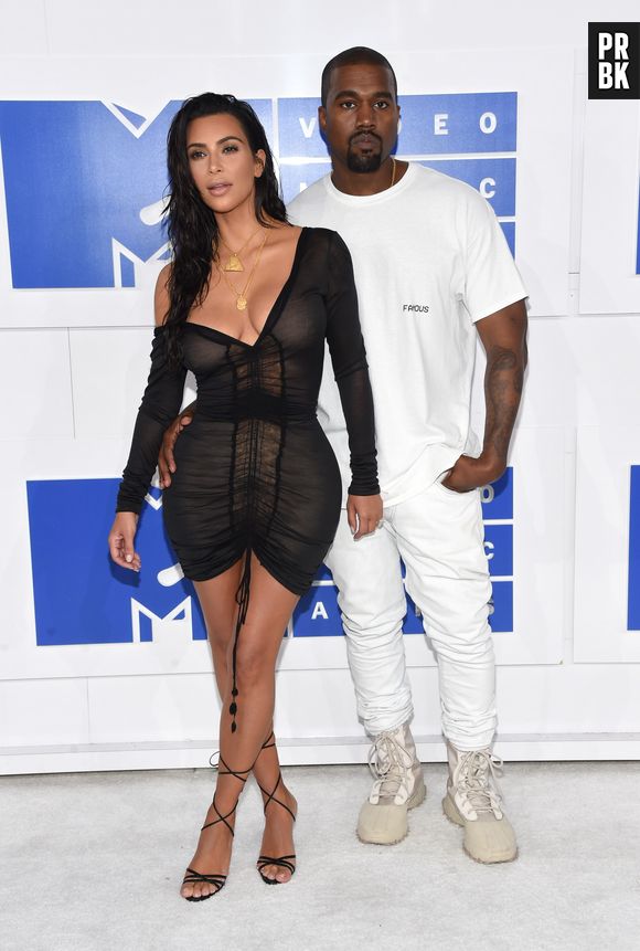 Kim Kardashian sexy et de retour sur Instagram avec des photos de ses fesses et de ses seins.