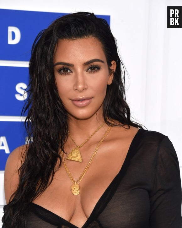 Kim Kardashian sexy et de retour sur Instagram avec des photos de ses fesses et de ses seins.
