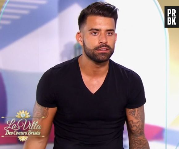 Vincent Queijo (La Villa des Coeurs Brisés 2) fou amoureux de Sarah Lopez (Les Anges 9), il lui fait une déclaration d'amour