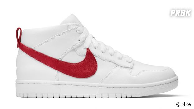 Les sneakers NikeLab Dunk Lux Chukka x RT en blanc/rouge.