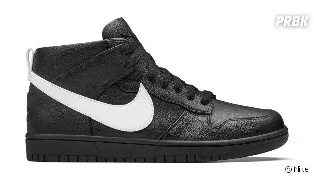 Les sneakers NikeLab Dunk Lux Chukka x RT en noir/blanc.