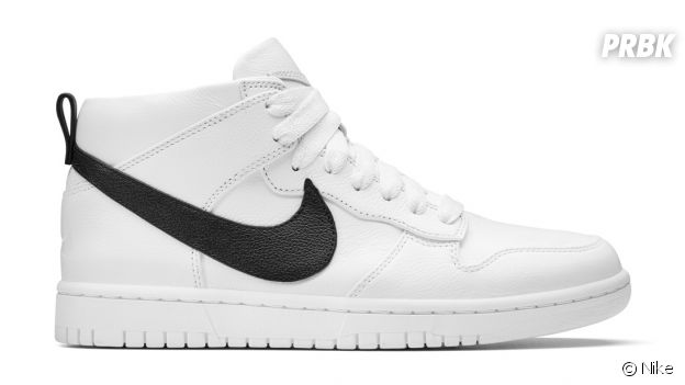 Les sneakers NikeLab Dunk Lux Chukka x RT en blanc/noir.