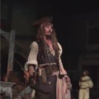 Johnny Depp débarque à Disneyland... en Jack Sparrow !