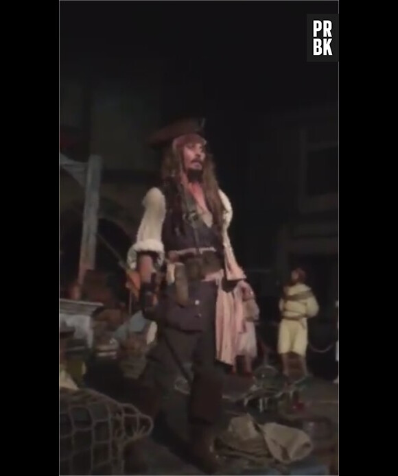 Johnny Depp débarque à Disneyland déguisé en Jack Sparrow