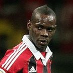 Kim Kardashian : Mario Balotelli tacle violemment son corps et interpelle Kanye West
