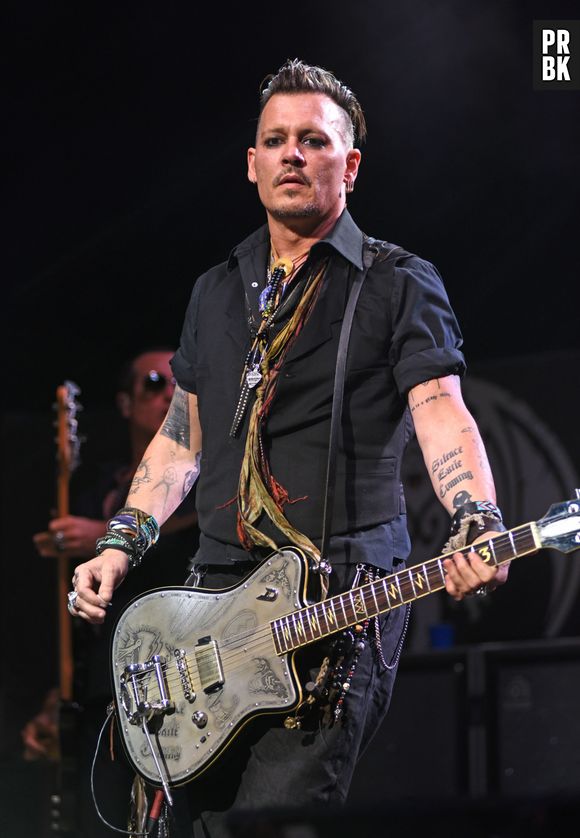 Johnny Depp accusé de porter une oreillette sur ses tournages : les révélations chocs