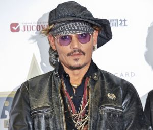Johnny Depp accusé de porter une oreillette sur ses tournages : les révélations chocs