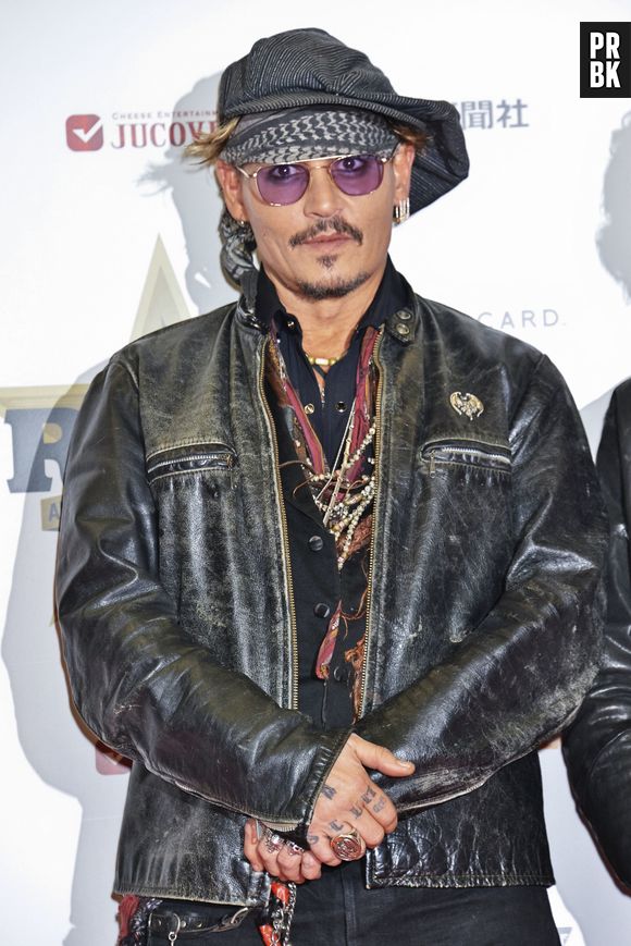 Johnny Depp accusé de porter une oreillette sur ses tournages : les révélations chocs