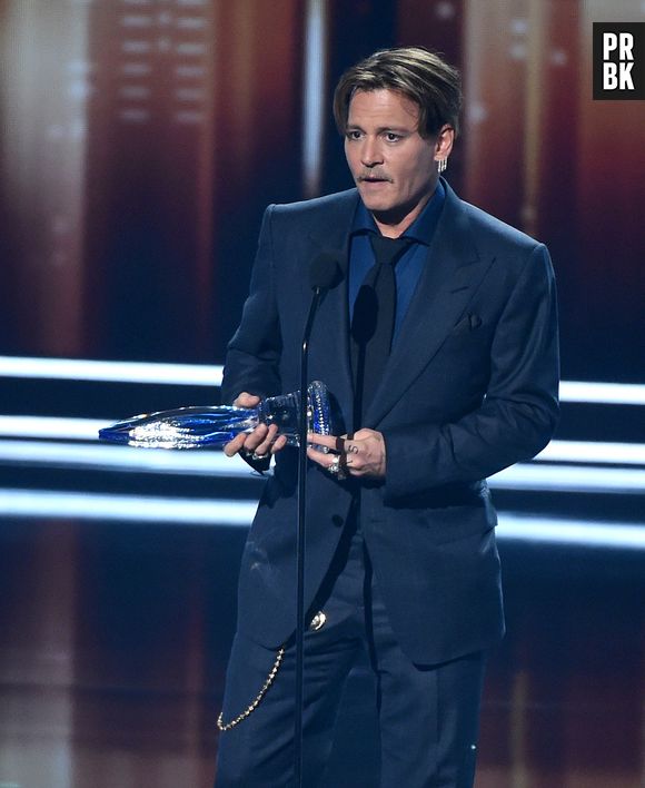 Johnny Depp accusé de porter une oreillette sur ses tournages : les révélations chocs