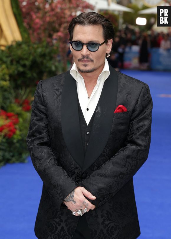 Johnny Depp accusé de porter une oreillette sur ses tournages : les révélations chocs