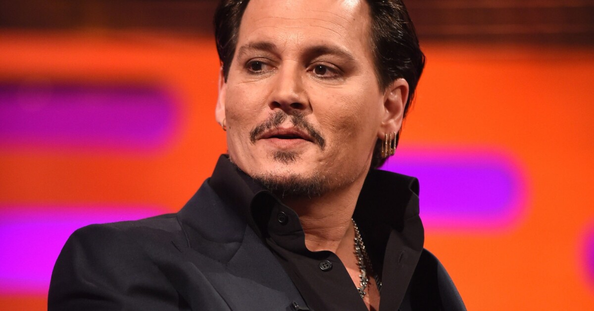 Johnny Depp accusé de porter une oreillette sur ses tournages : les