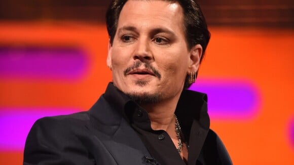 Johnny Depp accusé de porter une oreillette sur ses tournages : les révélations chocs