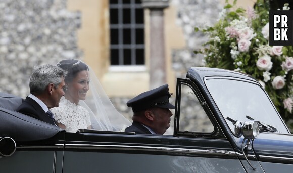 Pippa Middleton en compagnie de son père Michael avant la cérémonie