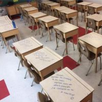 Une prof écrit des messages adorables sur les tables de ses élèves pour les encourager avant un exam