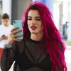 Bella Thorne méconnaissable : la star oublie le blond et passe au rose flashy !