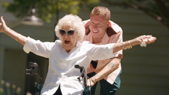 Clip "Glorious" : Macklemore emmène sa grand-mère en balade pour ses 100 ans