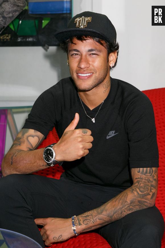 Julien Tanti (Les Marseillais), Nikola Lozina et Manon Marsault posent avec Neymar !