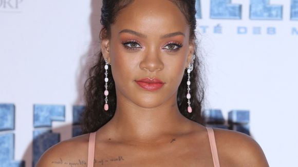 Rihanna : après les sneakers et les vêtements, elle lance une collection de chaussettes