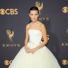 Stranger Things : Millie Bobby Brown sur le tapis rouge des Emmy Awards 2017