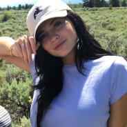 Kylie Jenner enceinte ? Main sur le ventre et doigt d&#039;honneur, ses premières photos depuis la rumeur