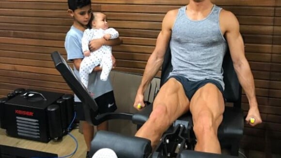 Cristiano Ronaldo et ses fils : sa photo en mode muscu détournée sur le web, alerte au génie