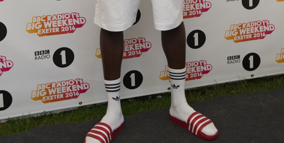 Stormzy adepte du look claquettes - chausettes