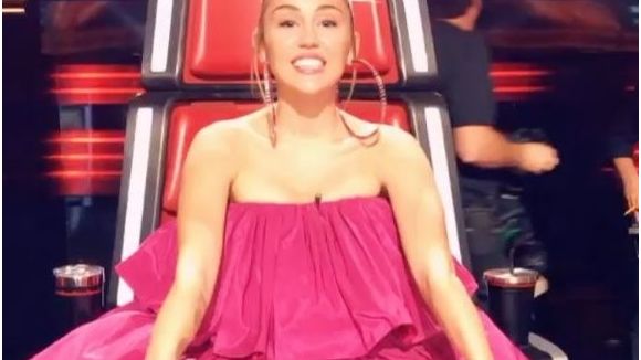 Miley Cyrus : sa robe rose bonbon portée pour The Voice prend cher sur les réseaux