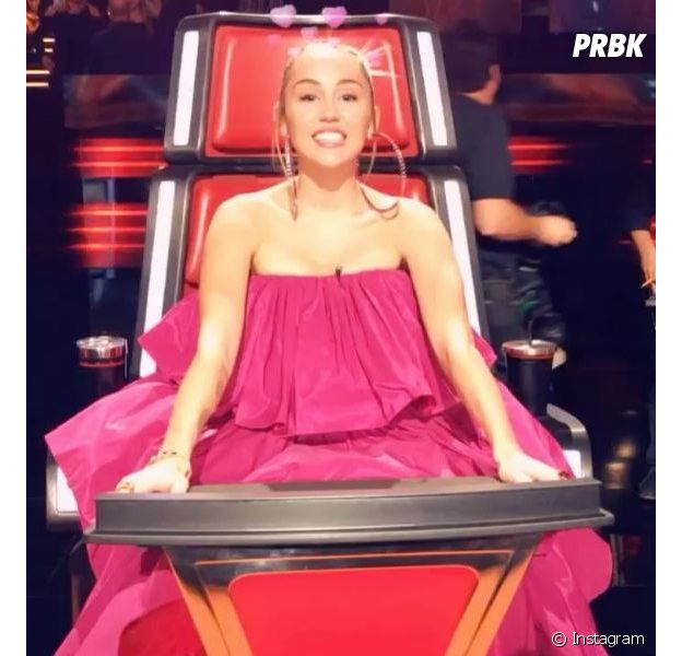 Miley Cyrus moquée sur Twitter à cause de sa tenue, les internautes clashent sa robe rose !
