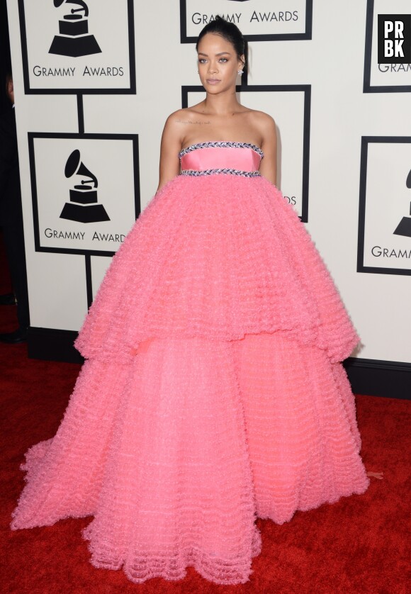 Miley Cyrus moquée sur Twitter à cause de sa robe rose qui rappelle celle de Rihanna aux Grammy Awards en 2015.