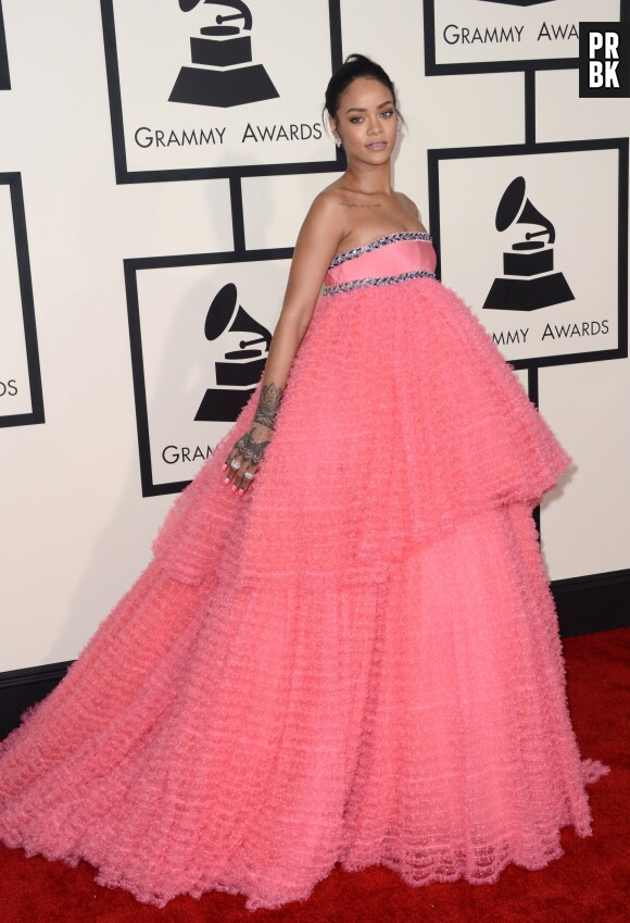 Miley Cyrus moquée sur Twitter à cause de sa robe rose qui rappelle celle de Rihanna aux Grammy Awards en 2015.