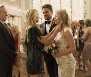Arrow saison 6 : Oliver et Felicity prêts à officialiser leur union