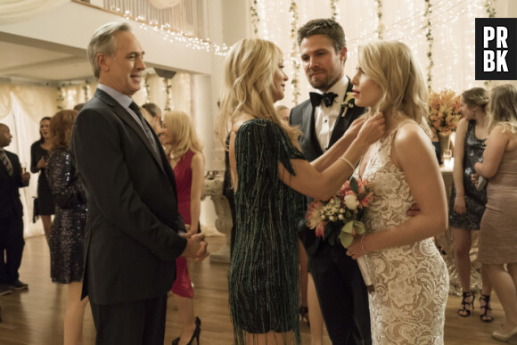 Arrow saison 6 : Oliver et Felicity prêts à officialiser leur union
