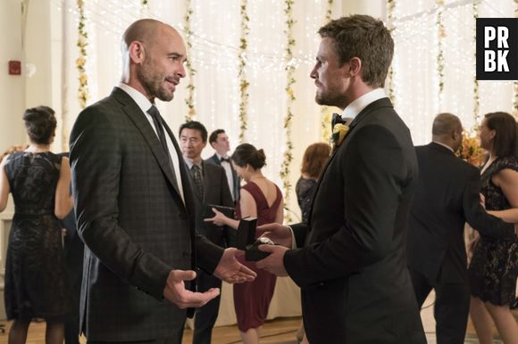 Arrow saison 6 : Oliver et Felicity prêts à officialiser leur union