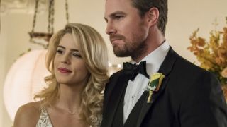 Arrow saison 6 : Oliver et Felicity prêts à officialiser leur union