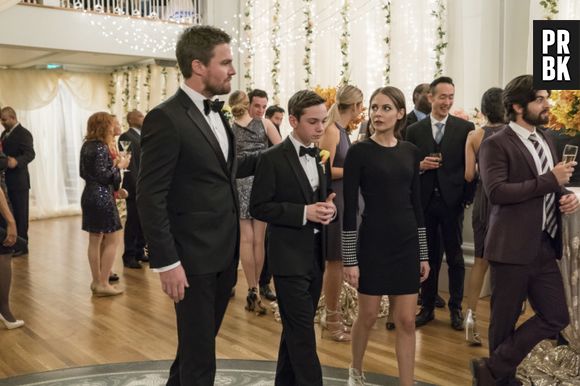 Arrow saison 6 : Oliver et Felicity prêts à officialiser leur union