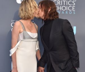 Norman Reedus et Diane Kruger s'embrassent devant les photographes aux Critics Choice Awards 2018 le 11 janvier