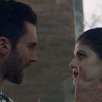 Clip "Wait" de Maroon 5 : Adam Levine tente de reconquérir Alexandra Daddario