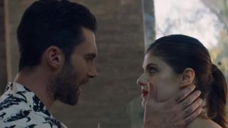 Clip "Wait" de Maroon 5 : Adam Levine tente de reconquérir Alexandra Daddario