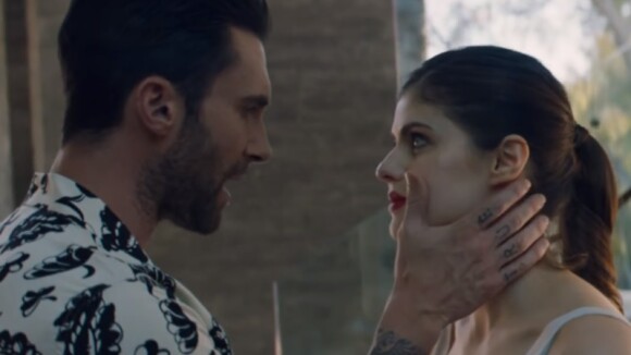 Clip "Wait" de Maroon 5 : Adam Levine tente de reconquérir Alexandra Daddario