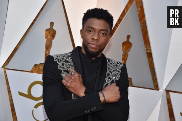 Chadwick Boseman sur le tapis rouge des Oscars le 4 mars 2018 à Los Angeles