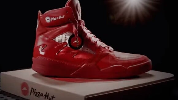 Pizza Hut relance ses sneakers connectées avec un bouton sur la languette pour commander ses pizzas