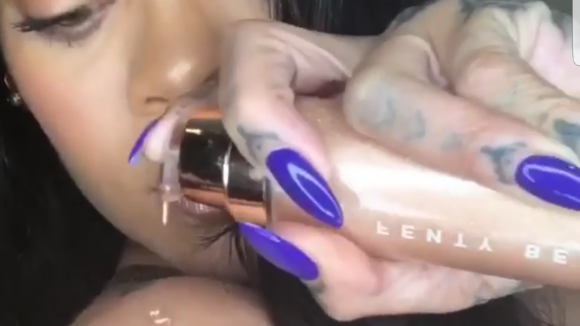 Rihanna tease un nouveau produit maquillage de Fenty Beauty : voici Body Lava