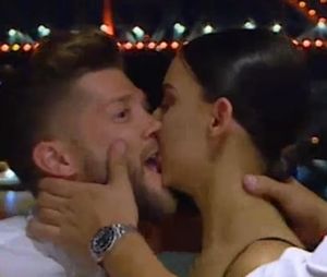 Les Marseillais Australia : Kevin et Paga embrassent des inconnues !